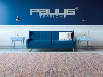 Paulig Handwebteppich mit blauem Sofa