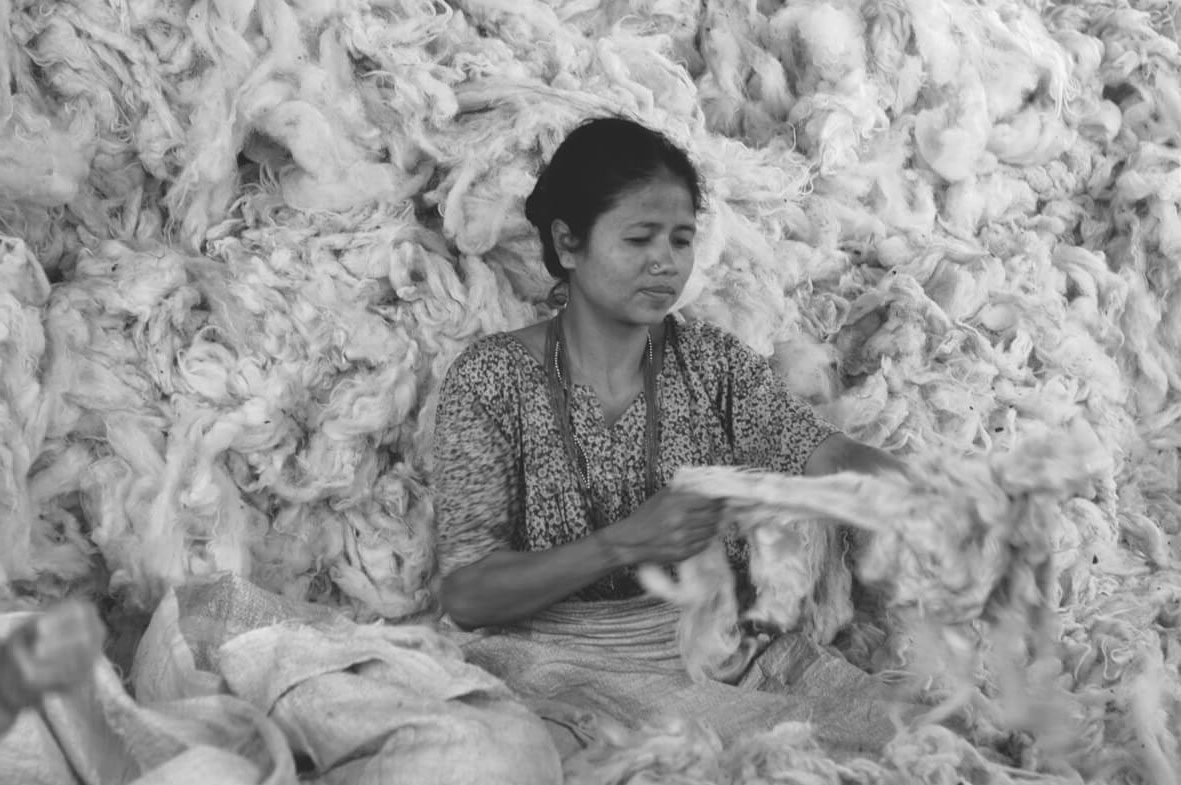 Frau bei den Vorbereitungen zur Teppichproduktion